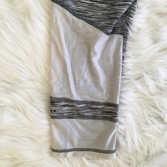 ALO Yoga Leggings M Oasis Capri in White Space Dye /White Athletic Athleisure - Picture 12 of 16